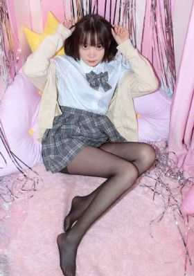 手伸进她的乳罩里揉搓着